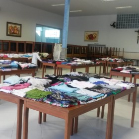 Famílias necessitadas recebem roupas doadas pela comunidade