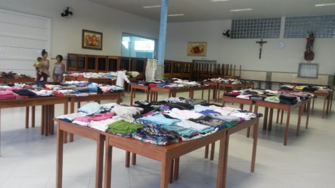 Famílias necessitadas recebem roupas doadas pela comunidade