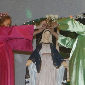 Crianças da catequese coroam Nossa Senhora