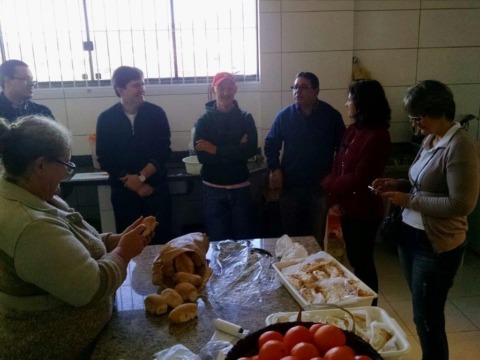 Ministros visitam cozinha comunitária no bairro José Nitro