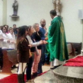 Jovens da paróquia recebem bênção de envio para participar da Jornada Mundial da Juventude