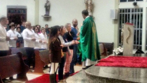 Jovens da paróquia recebem bênção de envio para participar da Jornada Mundial da Juventude