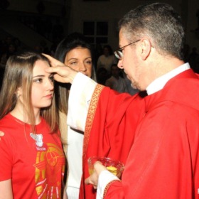 Jovens recebem o sacramento da Crisma em Campinas