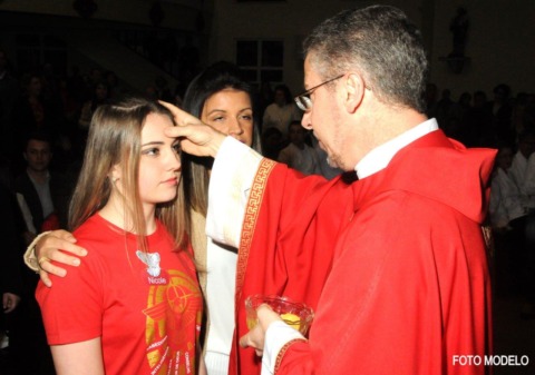 Jovens recebem o sacramento da Crisma em Campinas