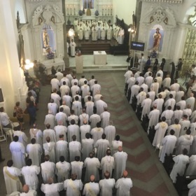 Presbíteros renovam votos sacerdotais na Missa do Crisma