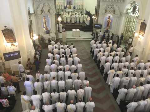 Presbíteros renovam votos sacerdotais na Missa do Crisma