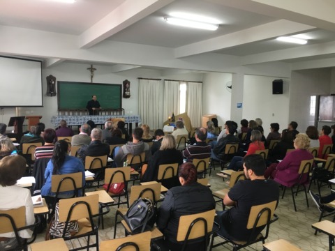 Paróquia Santo Antônio sedia formação para novos Ministros Extraordinários da Sagrada Comunhão