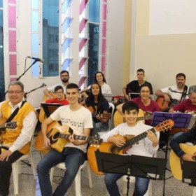 Kobrasol celebra Missa com a participação dos alunos do curso gratuito de violão