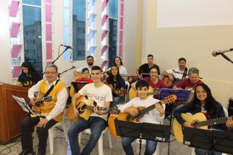 Kobrasol celebra Missa com a participação dos alunos do curso gratuito de violão
