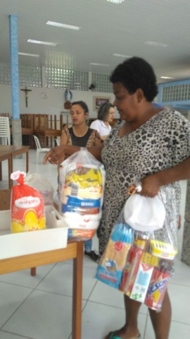 Ação Social Paroquial realiza entrega de cestas básicas