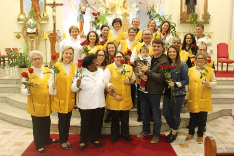 Pastoral dos Servos de Santa Rita de Cássia recebe estandarte e acolhe novos membros