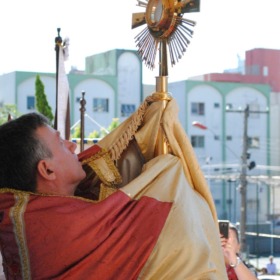Paroquianos celebram Corpus Christi com grande devoção