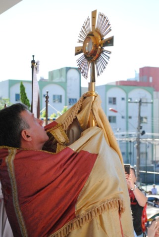 Paroquianos celebram Corpus Christi com grande devoção