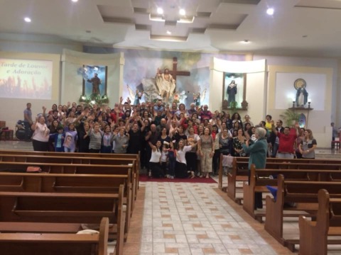 Grupo de Oração São João Paulo II realiza Tarde de Louvor